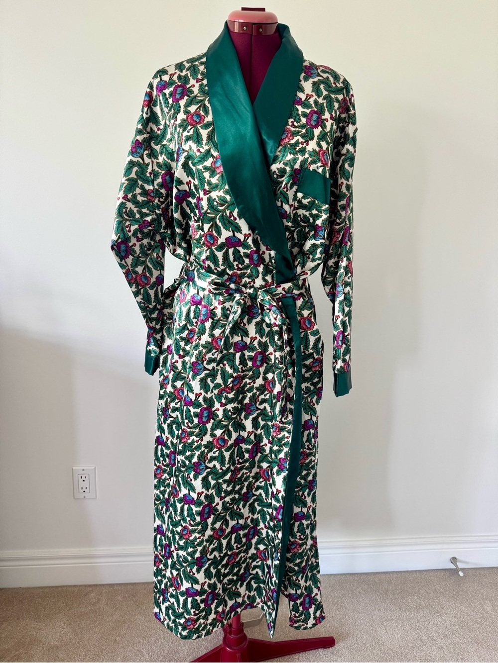 NWT Vintage Ashley Taylor Lingerie Satin Robe Size L